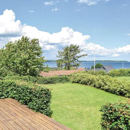 Ferienhaus Strandhaus Mit 4 Schlafzimmern In Børkop *